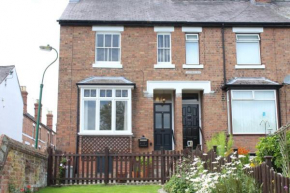 Luxury townhouse in town centre, views, river walk, Free Parking